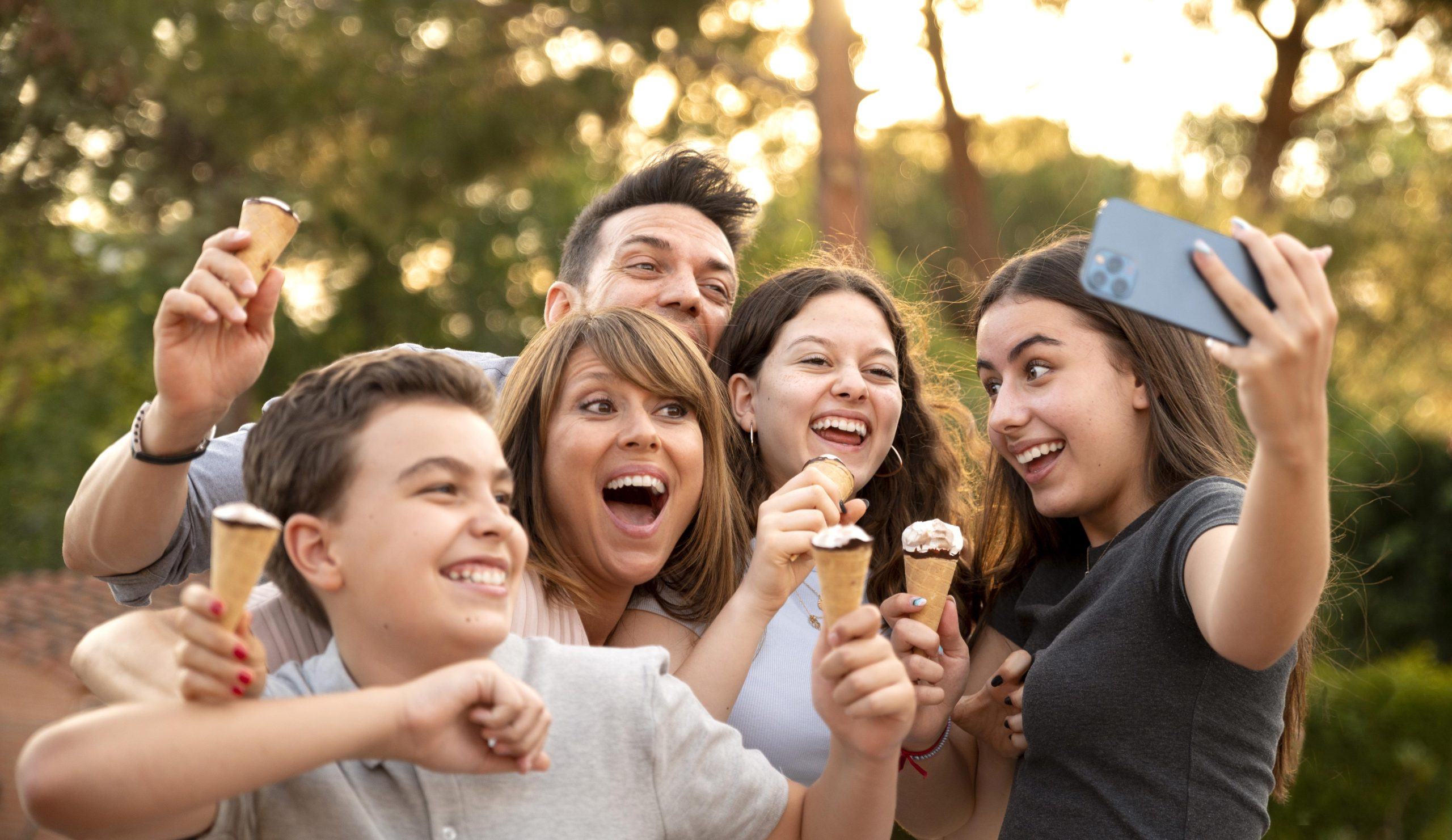 Imagem de uma Família a Desfrutar de Gelados Familiares Cornetto